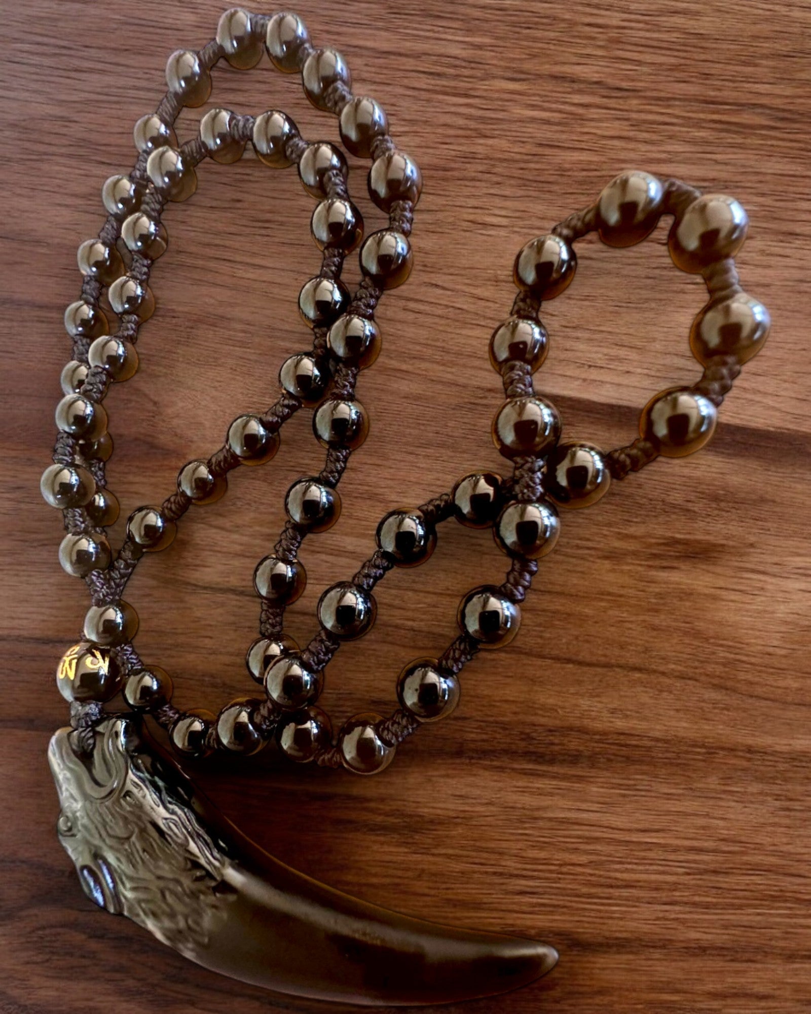 Jadeit-Wolfzahn - Amulett der Stärke und des Schutzes, mit der Möglichkeit zur Personalisierung durch Gravur als Geschenk