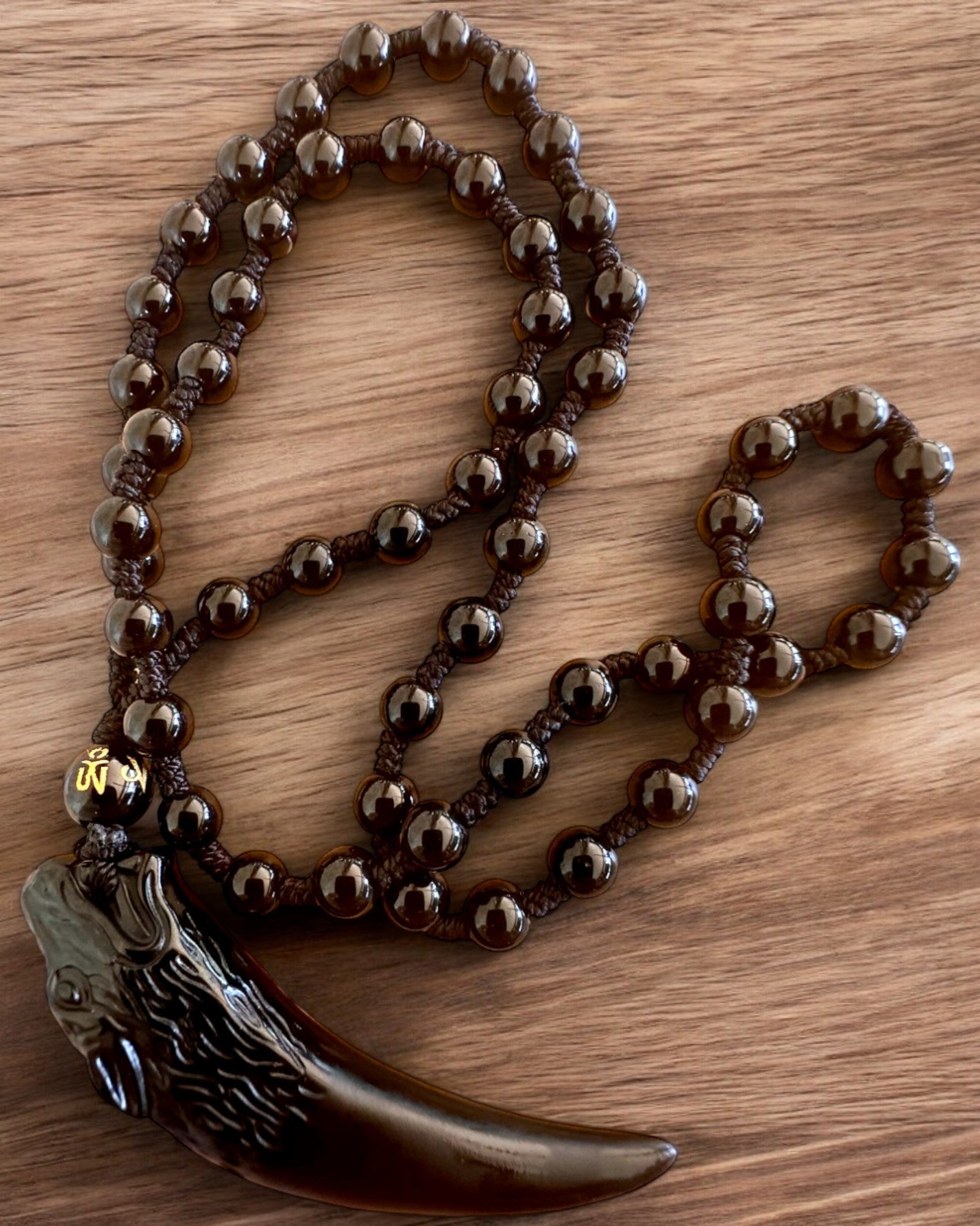 Jadeit-Wolfzahn - Amulett der Stärke und des Schutzes, mit der Möglichkeit zur Personalisierung durch Gravur als Geschenk