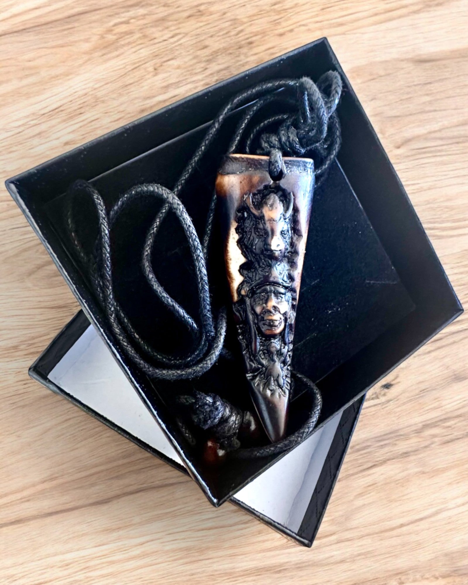 Wilczy Kieł Halskette, Amulett aus Harz - Mystische Kraft der Natur, Möglichkeit zur Personalisierung mit Gravur als Geschenk