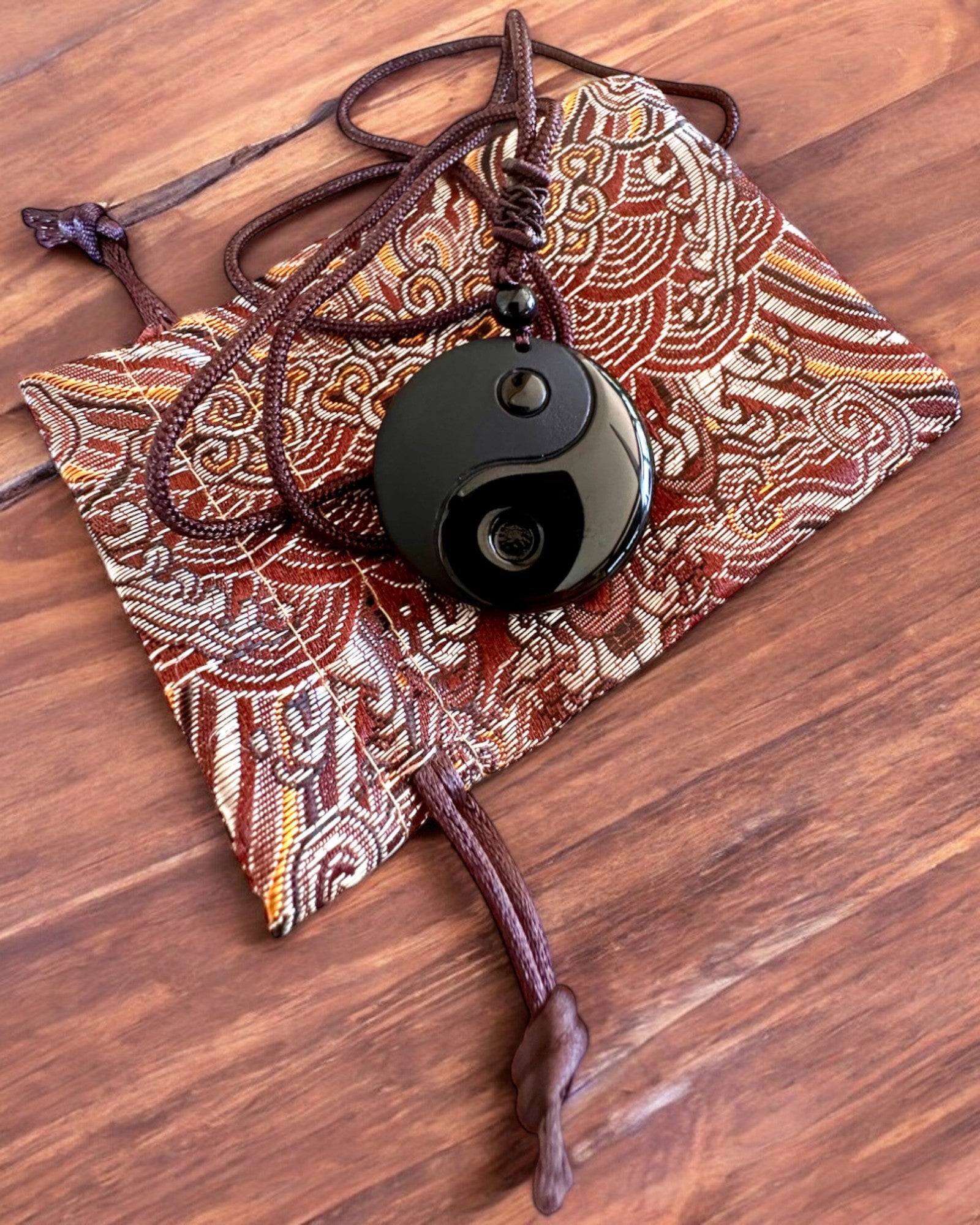 Boho-Halskette aus Obsidian Yin Yang Tai Chi, personalisierbar mit Gravur als Geschenk