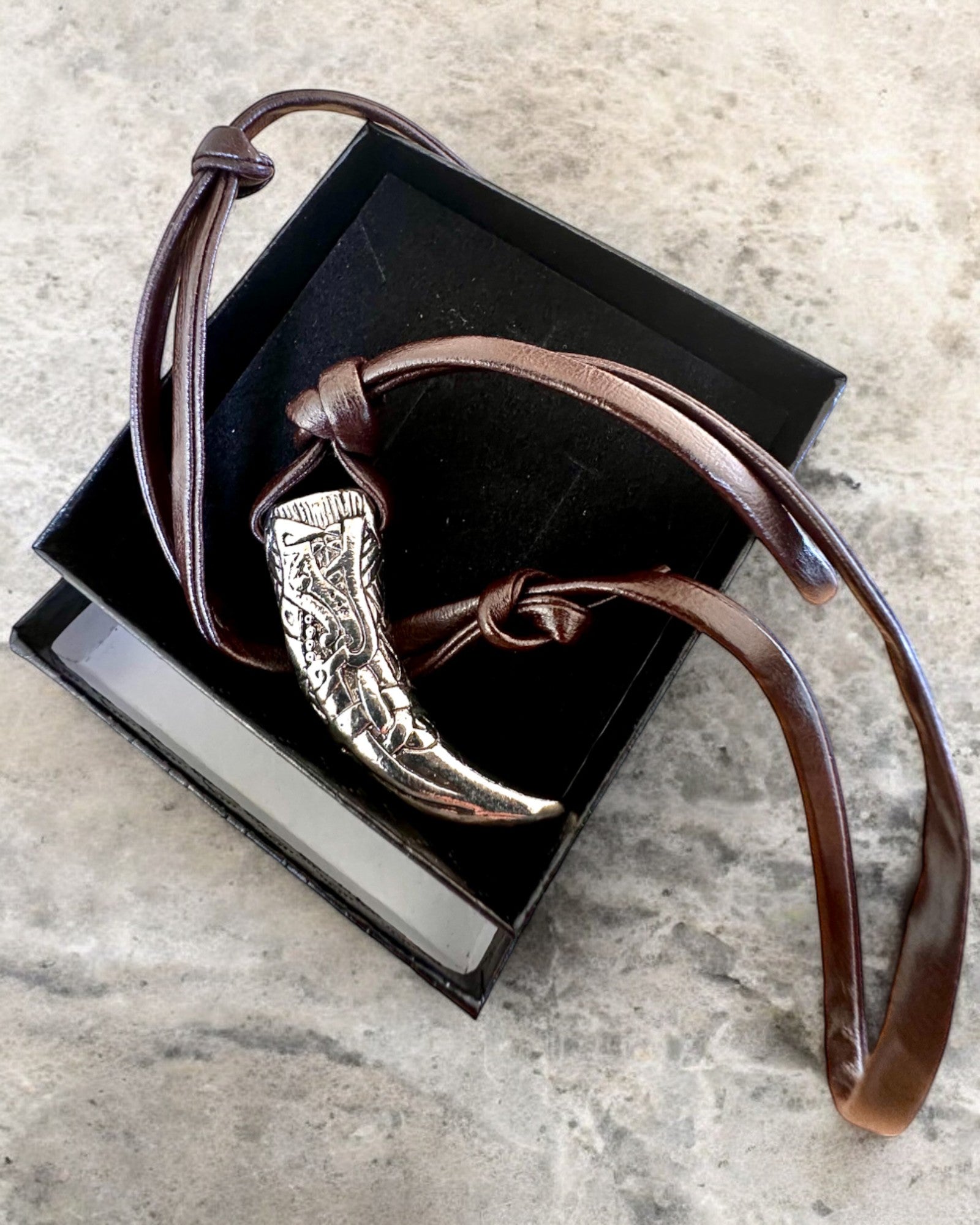 Edelstahl-Wolfszahn – Amulett des Mutes, Halskette mit Gravur zur Personalisierung als Geschenk