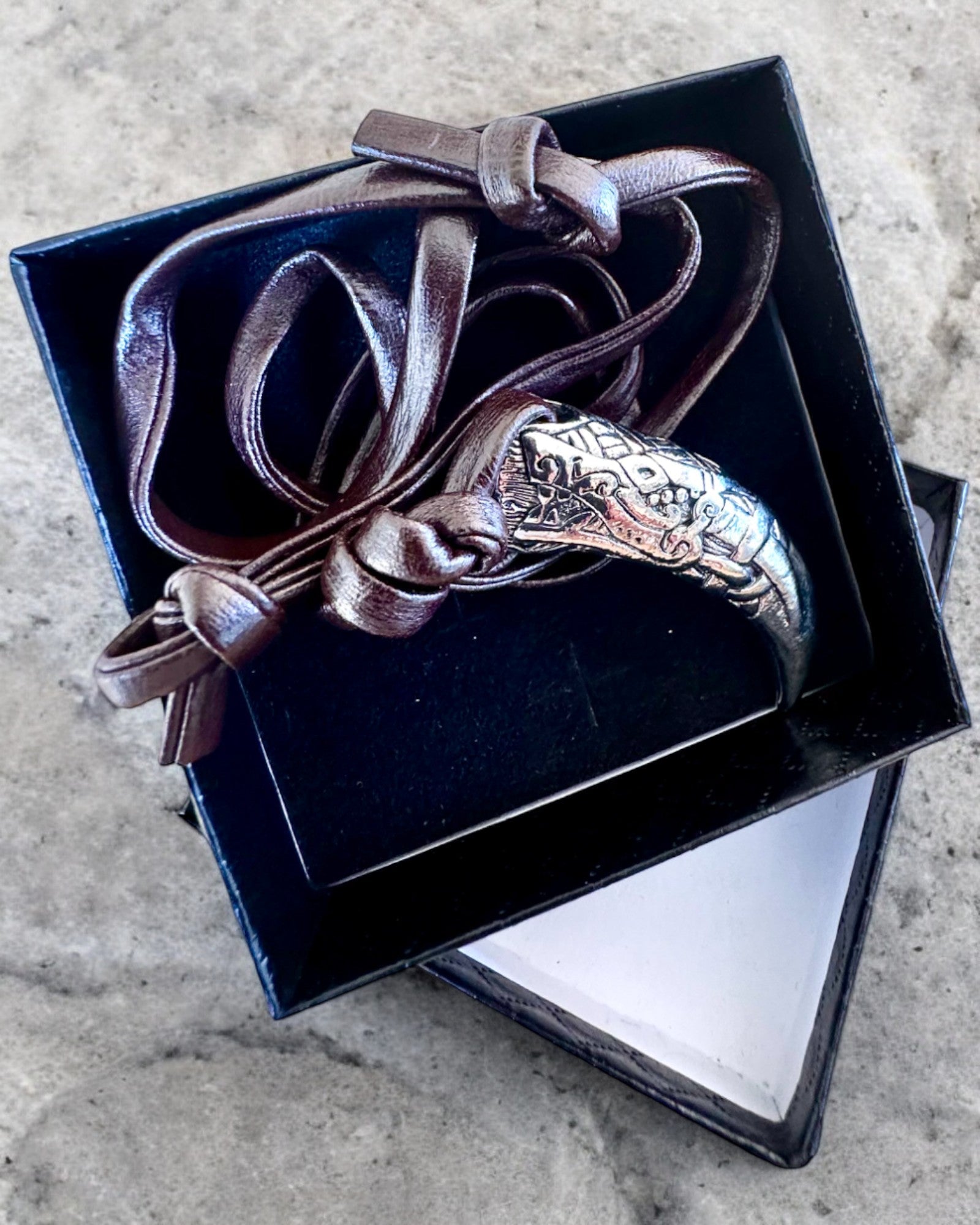 Edelstahl-Wolfszahn – Amulett des Mutes, Halskette mit Gravur zur Personalisierung als Geschenk