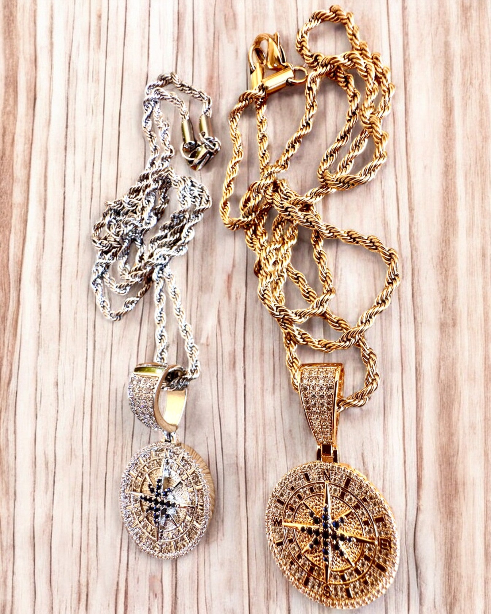 Glamour-Halskette mit Kompass-Anhänger und Zirkonia für Damen und Herren - 2 Varianten zur Auswahl, Personalisierung mit Gravur als Geschenk