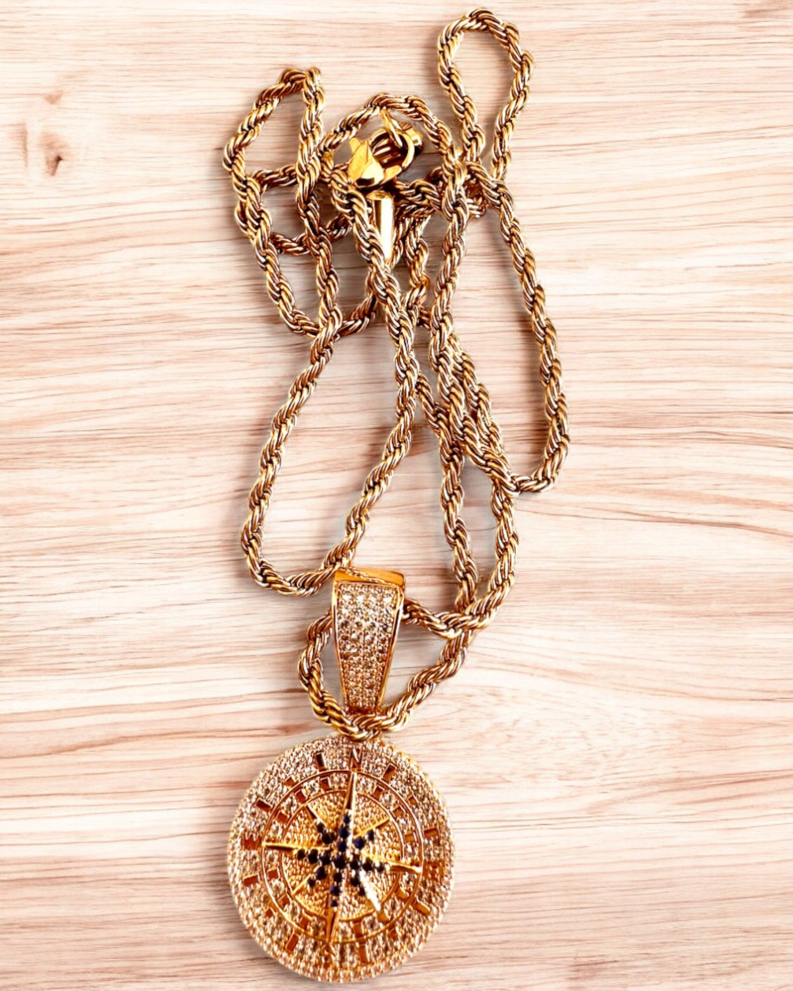 Glamour-Halskette mit Kompass-Anhänger und Zirkonia für Damen und Herren - 2 Varianten zur Auswahl, Personalisierung mit Gravur als Geschenk