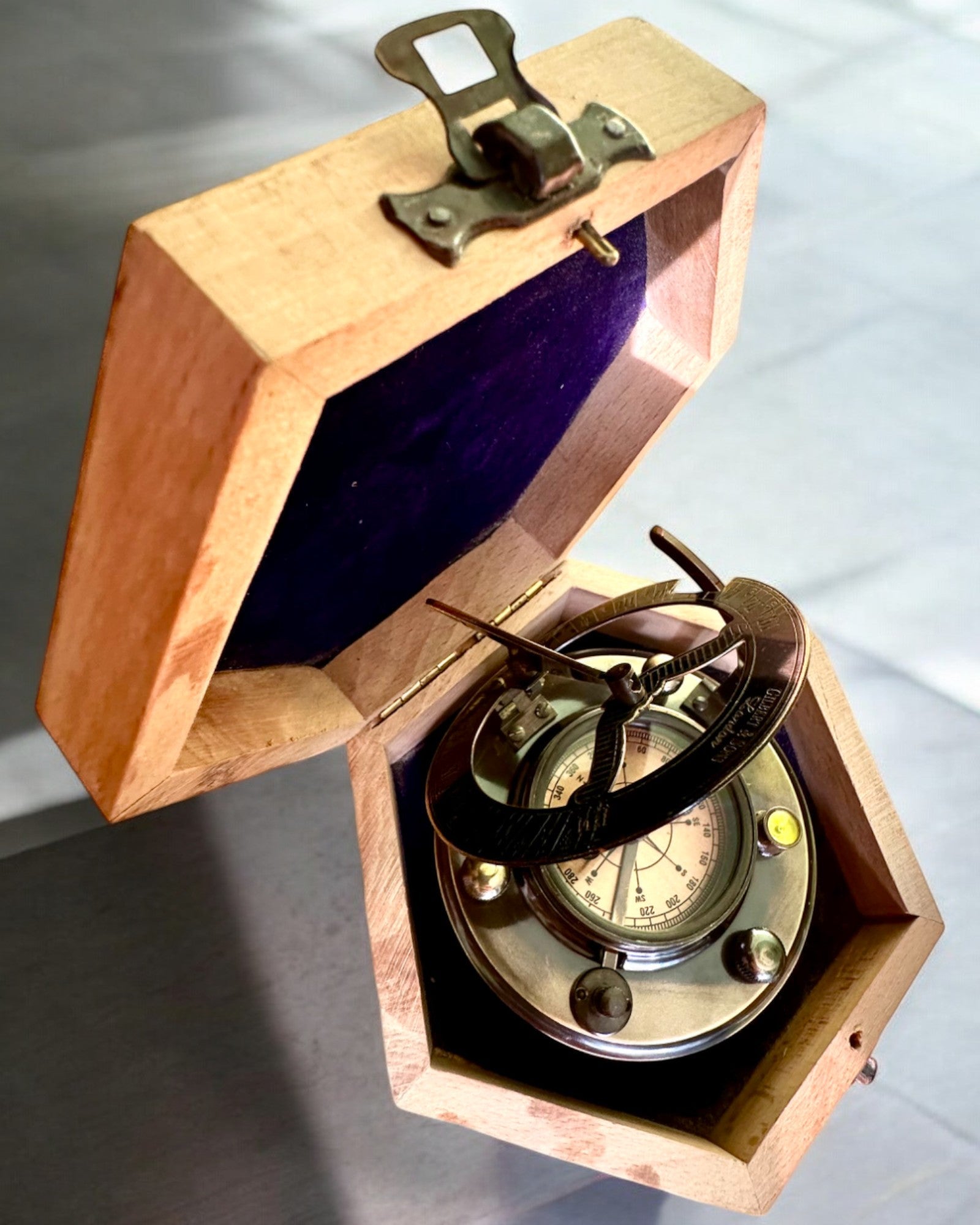 Kapitänekompass „Odkrywca 2“ - Möglichkeit zur Personalisierung mit Gravur als Geschenk, 2 Farbvarianten zur Auswahl