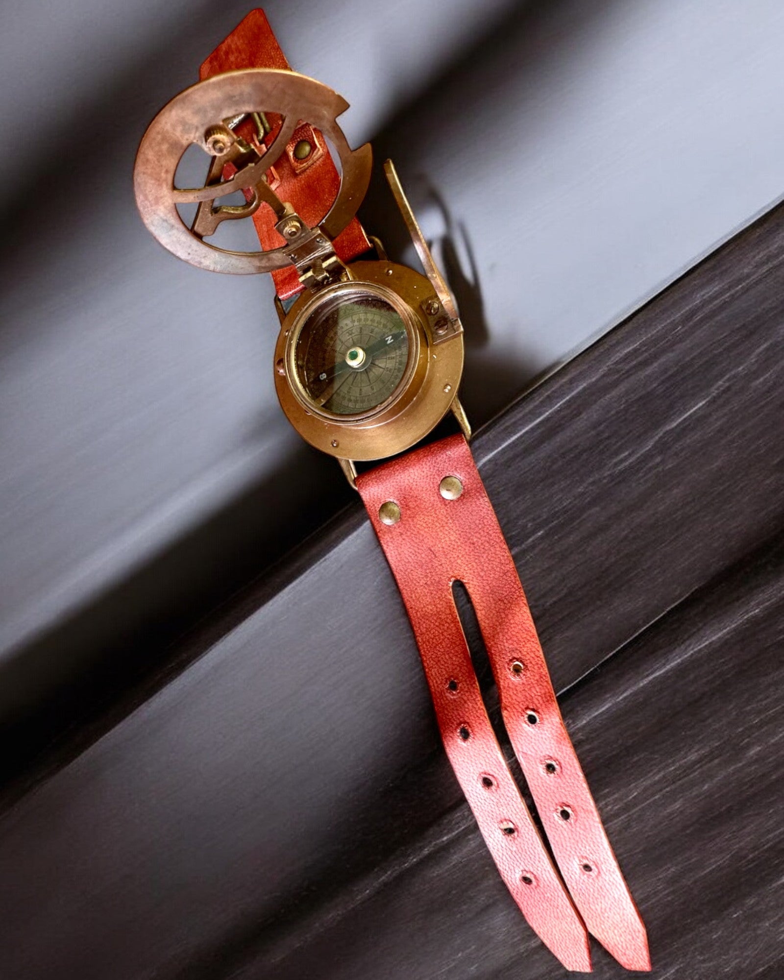 Sonnenuhr "Antiker Kompass", Armbanduhr mit Kompass, Personalisierung mit Gravur möglich