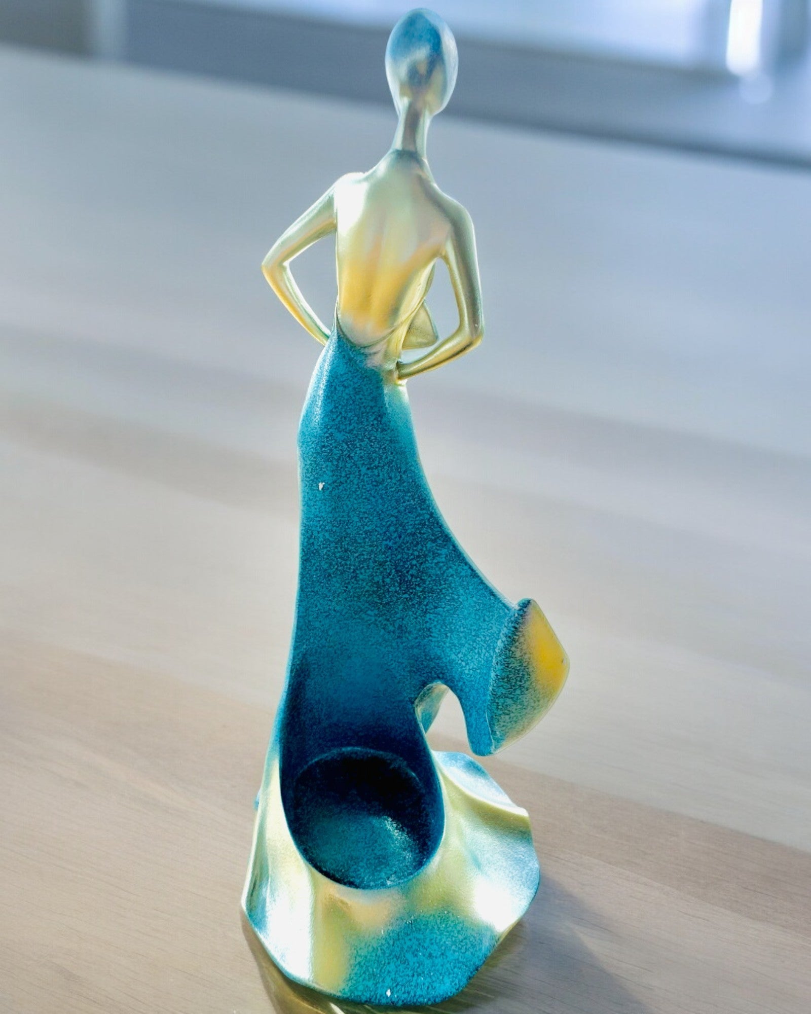 Eleganter Flaschenhalter - Damenstatue - Personalisierung mit Gravur, 2 Varianten zur Auswahl