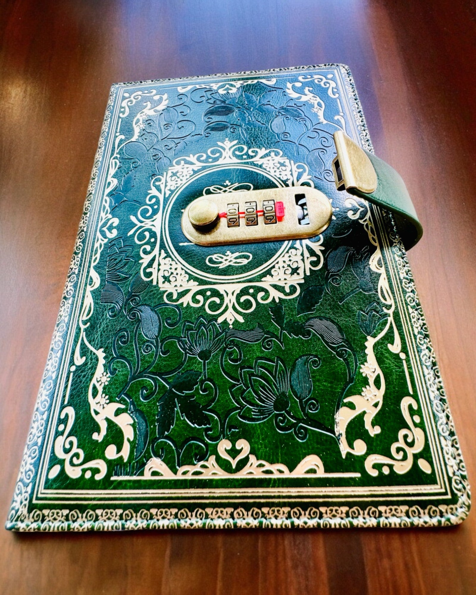 Exklusives Leder-Notizbuch "Sekretnik" A5 mit Zahlenschloss - Personalisierung mit Gravur