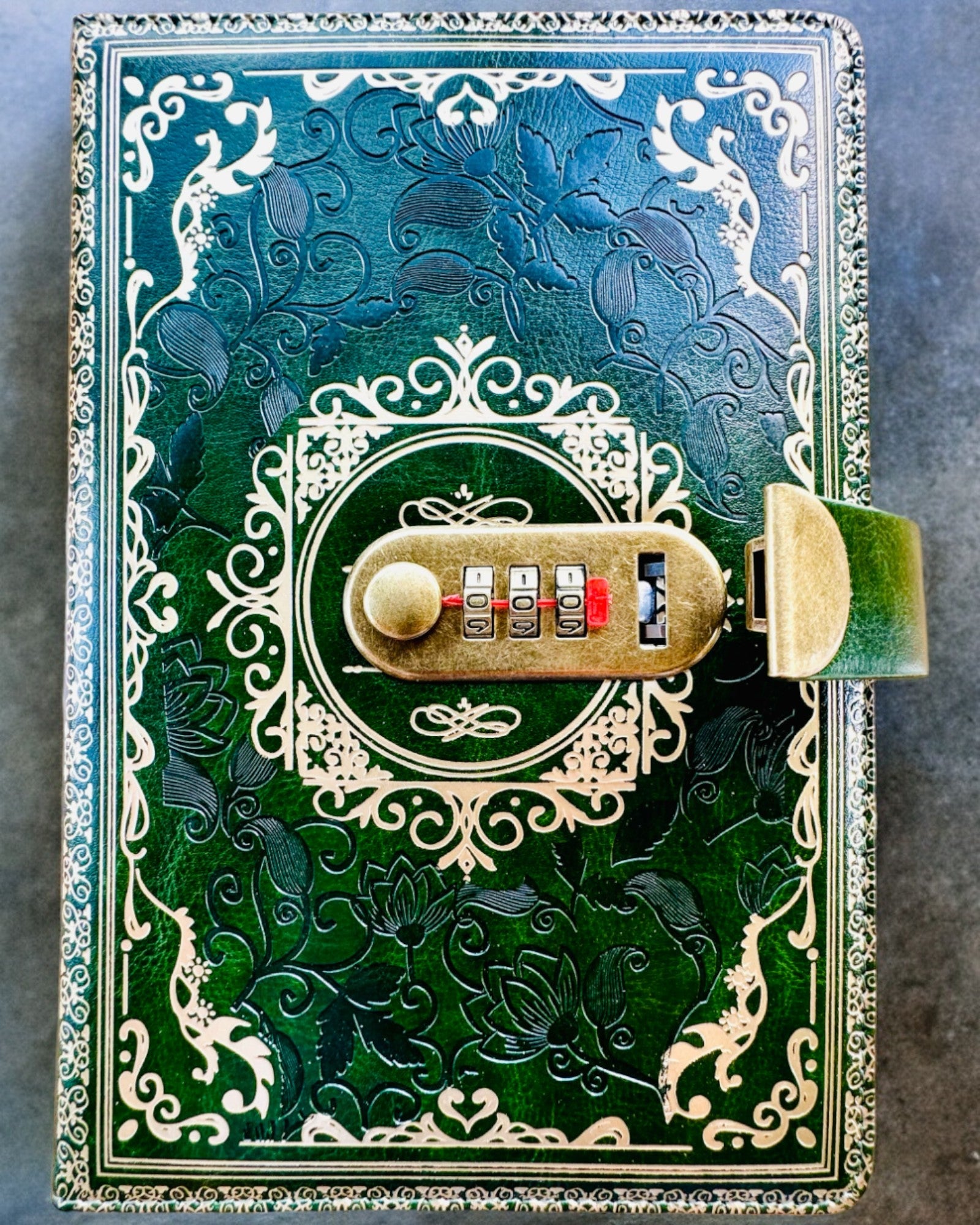 Exklusives Leder-Notizbuch "Sekretnik" A5 mit Zahlenschloss - Personalisierung mit Gravur