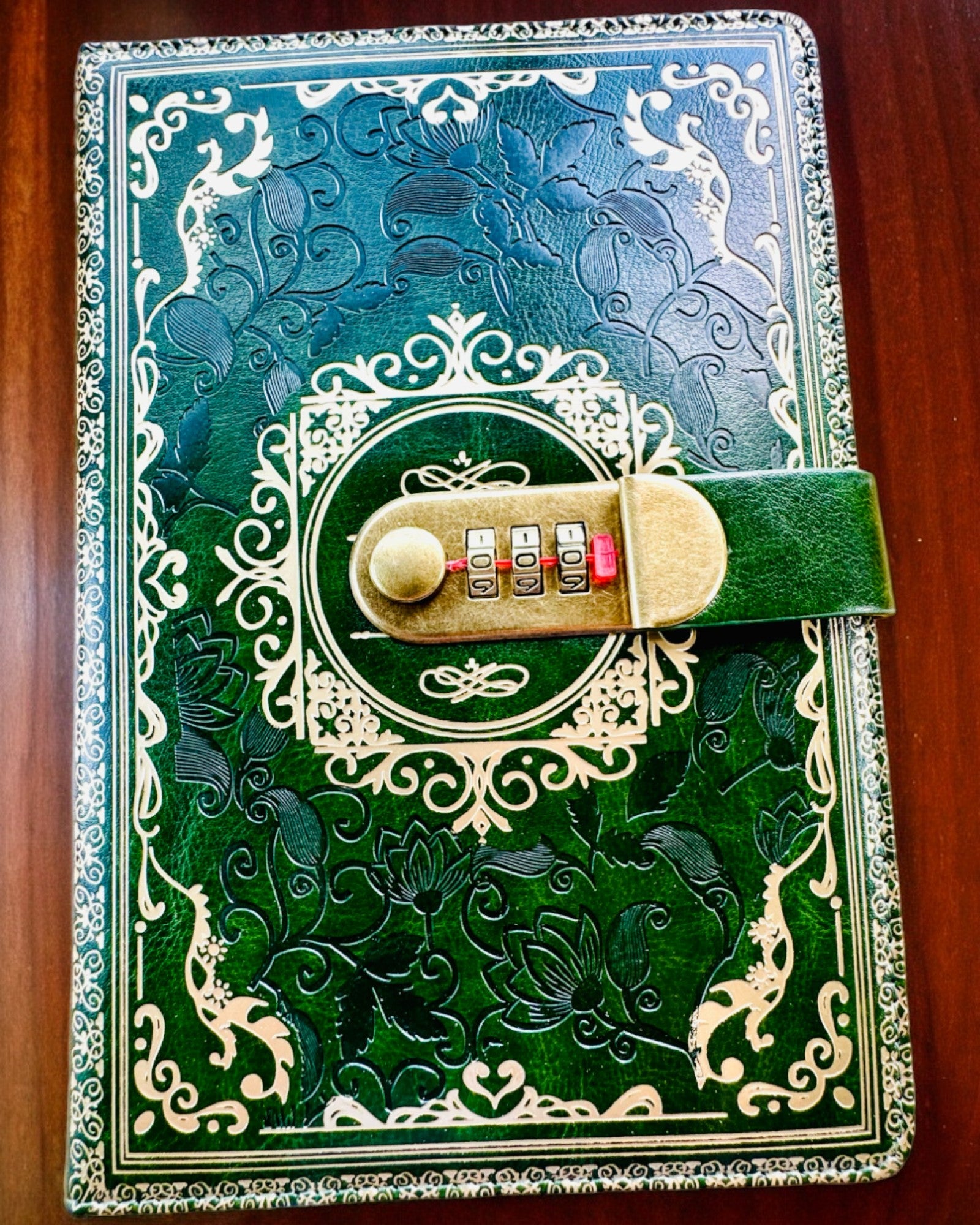 Exklusives Leder-Notizbuch "Sekretnik" A5 mit Zahlenschloss - Personalisierung mit Gravur