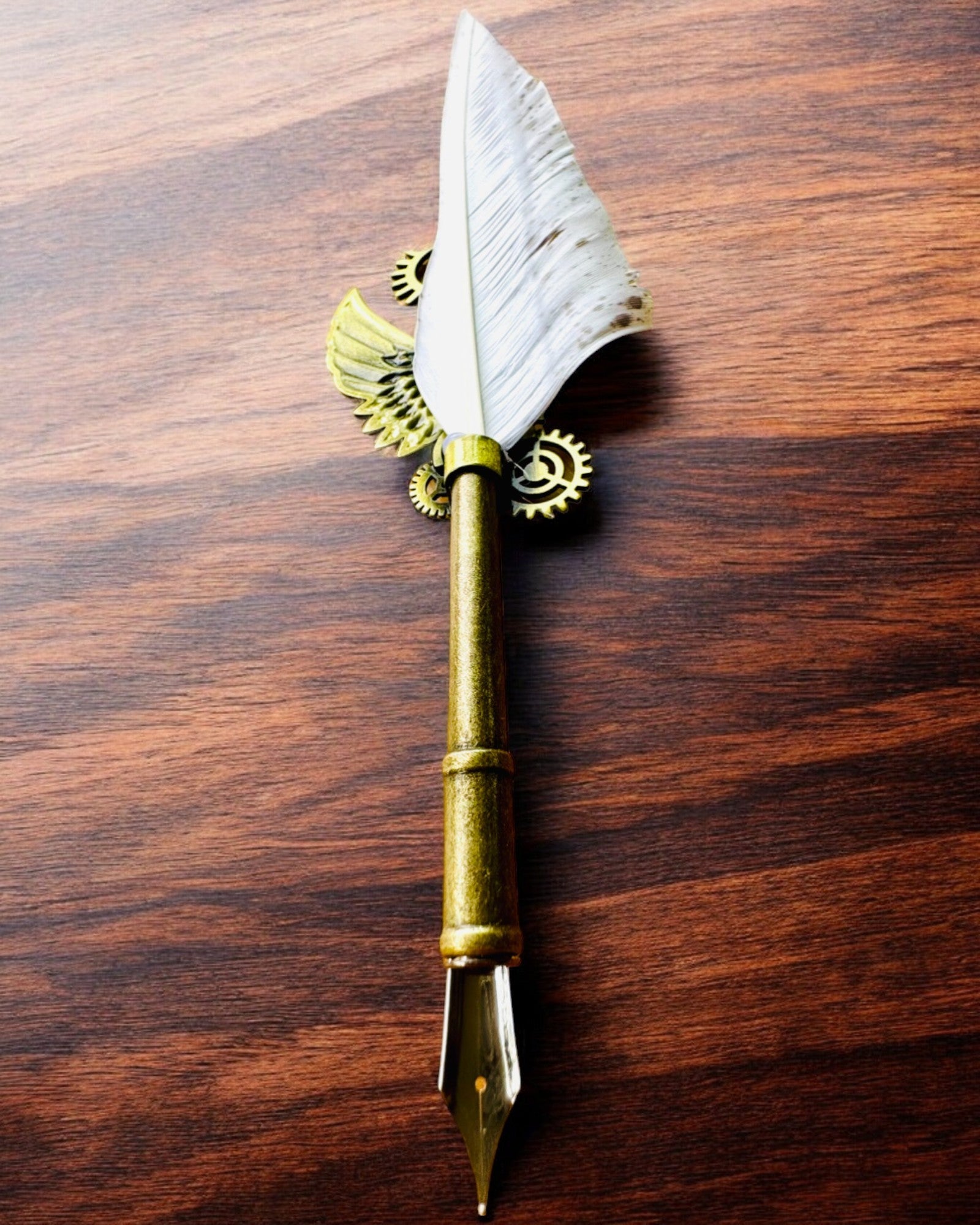 Kalligrafiefeder "Steampunk Eleganz" mit Truthahnfeder - Handgefertigt, 5 Varianten zur Auswahl, Personalisierung mit Gravur als Geschenk