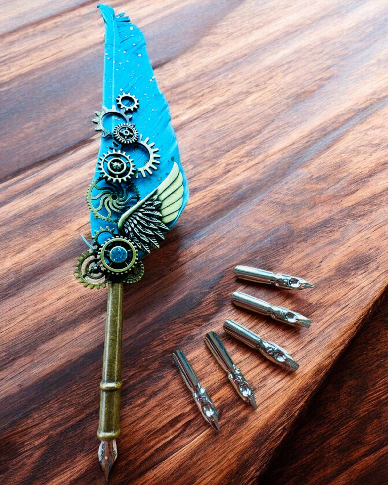 Kalligrafiefeder "Steampunk Eleganz" mit Truthahnfeder - Handgefertigt, 5 Varianten zur Auswahl, Personalisierung mit Gravur als Geschenk