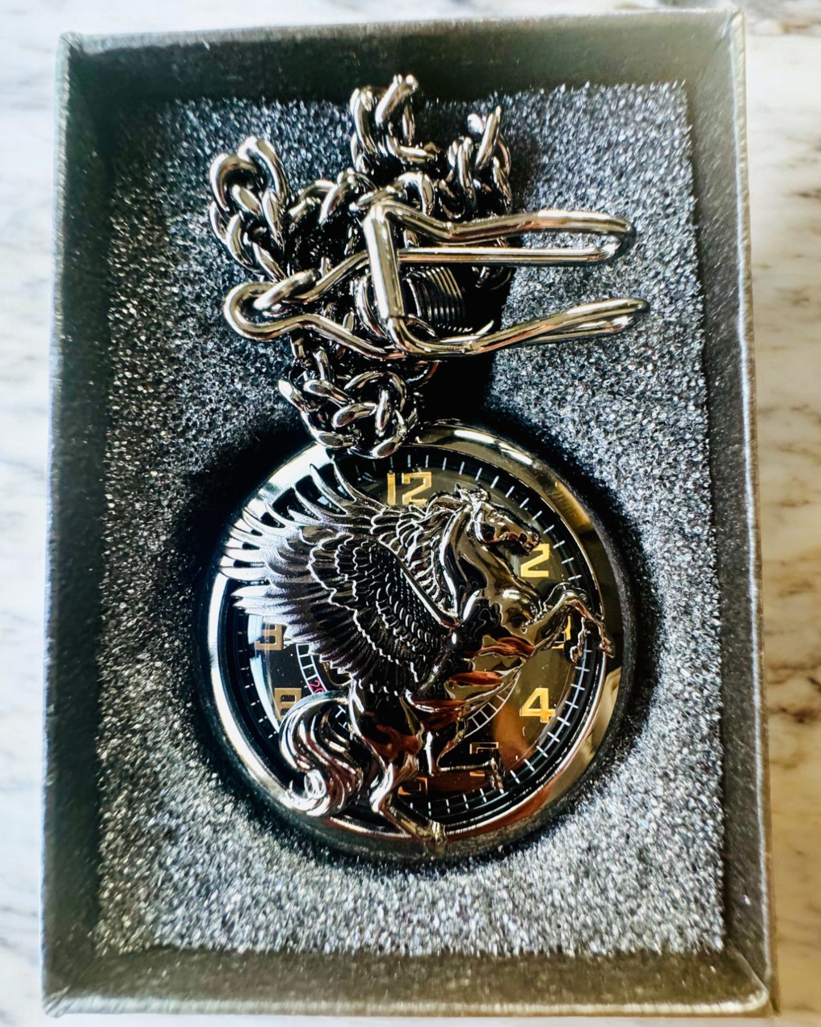 Taschenuhr "Equus Tempus" - Schwarz mit Pferdemotiv, personalisierbar mit Gravur - schwarzes Zifferblatt