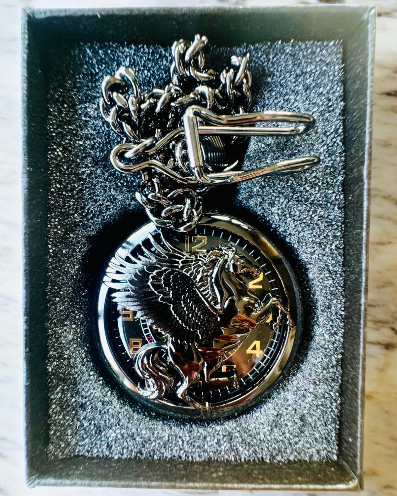 Taschenuhr "Equus Tempus" - Schwarz mit Pferdemotiv, personalisierbar mit Gravur - schwarzes Zifferblatt