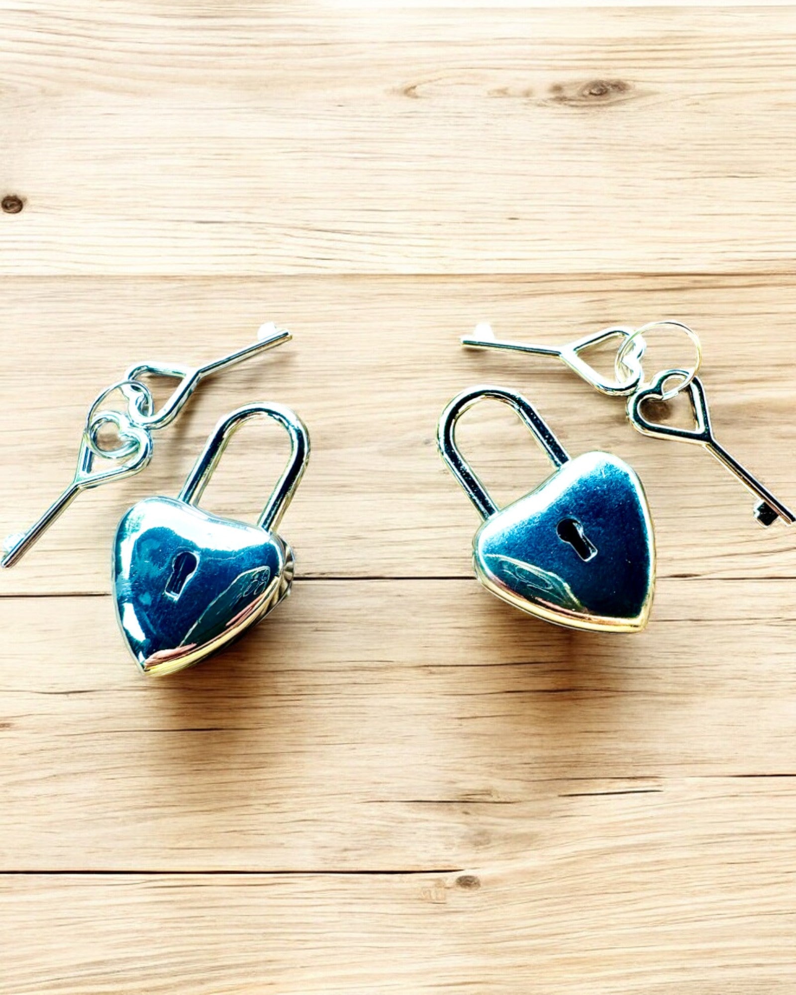 Schlüssel der Liebe in Silberfarbe 2 Mini-Hängeschlösser in Herzform, Möglichkeit der Personalisierung mit Gravur als Geschenk