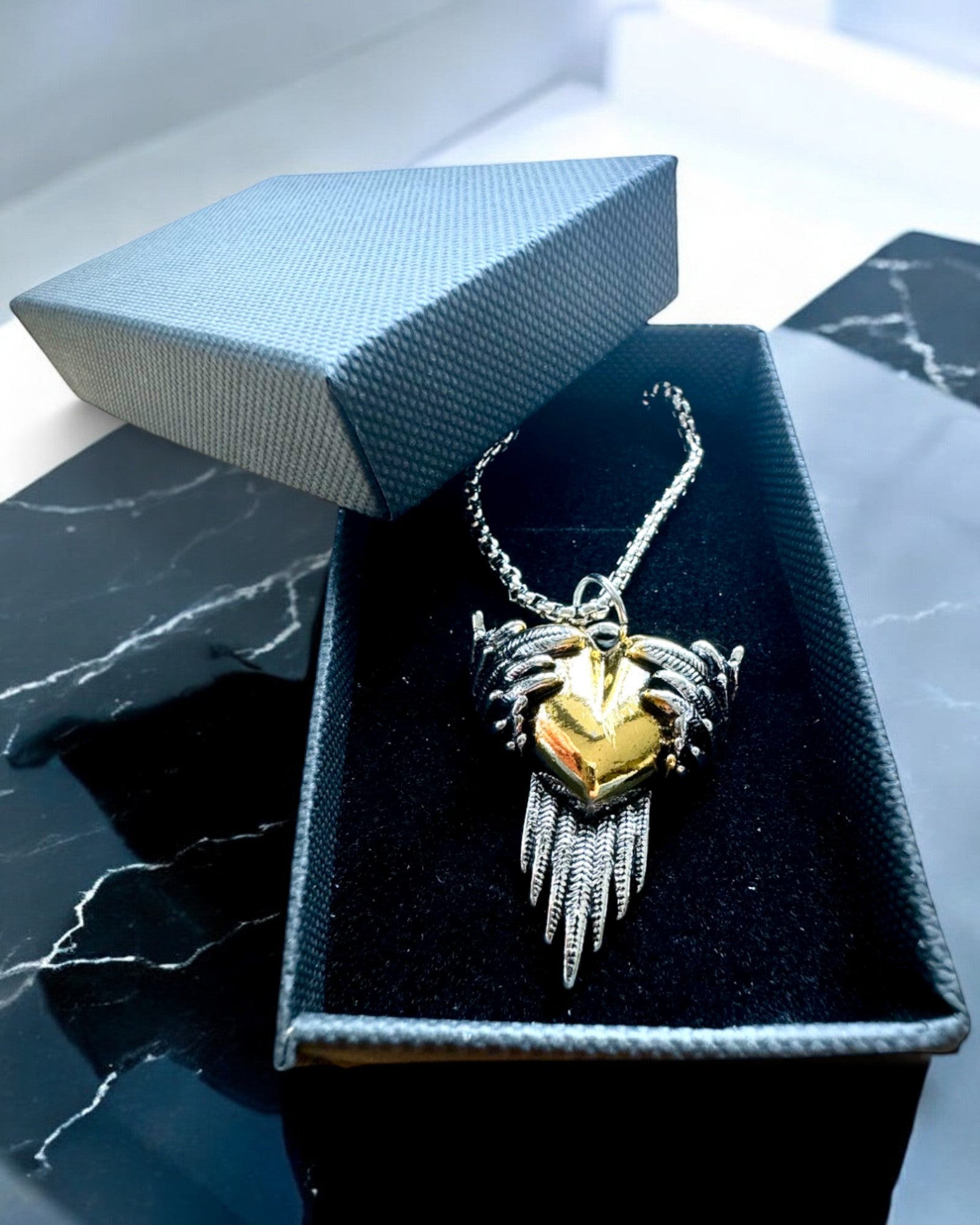 Amulett Herzenschütze – Dunkle Flügel der Liebe, Personalisierung mit Gravur als Geschenk möglich