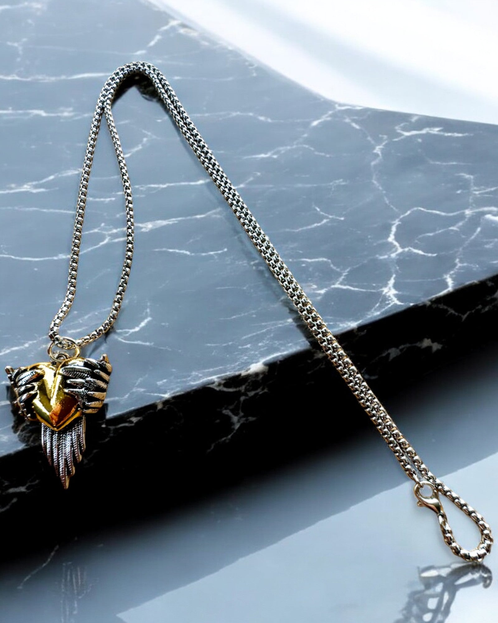 Amulett Herzenschütze – Dunkle Flügel der Liebe, Personalisierung mit Gravur als Geschenk möglich