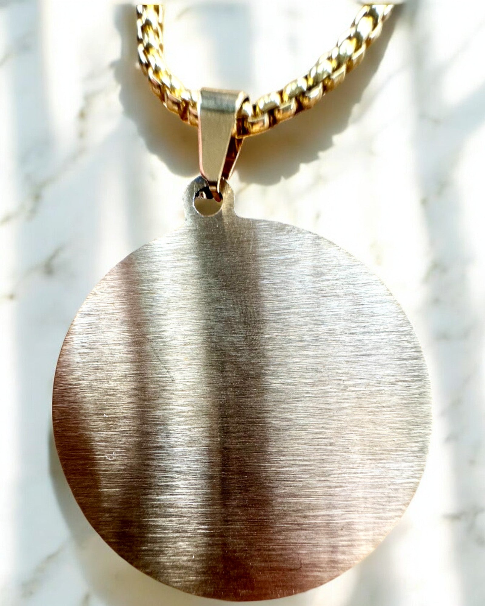 Amulett der geheimnisvollen Macht - Halskette mit Gravur, 2 Farbvarianten zur Auswahl