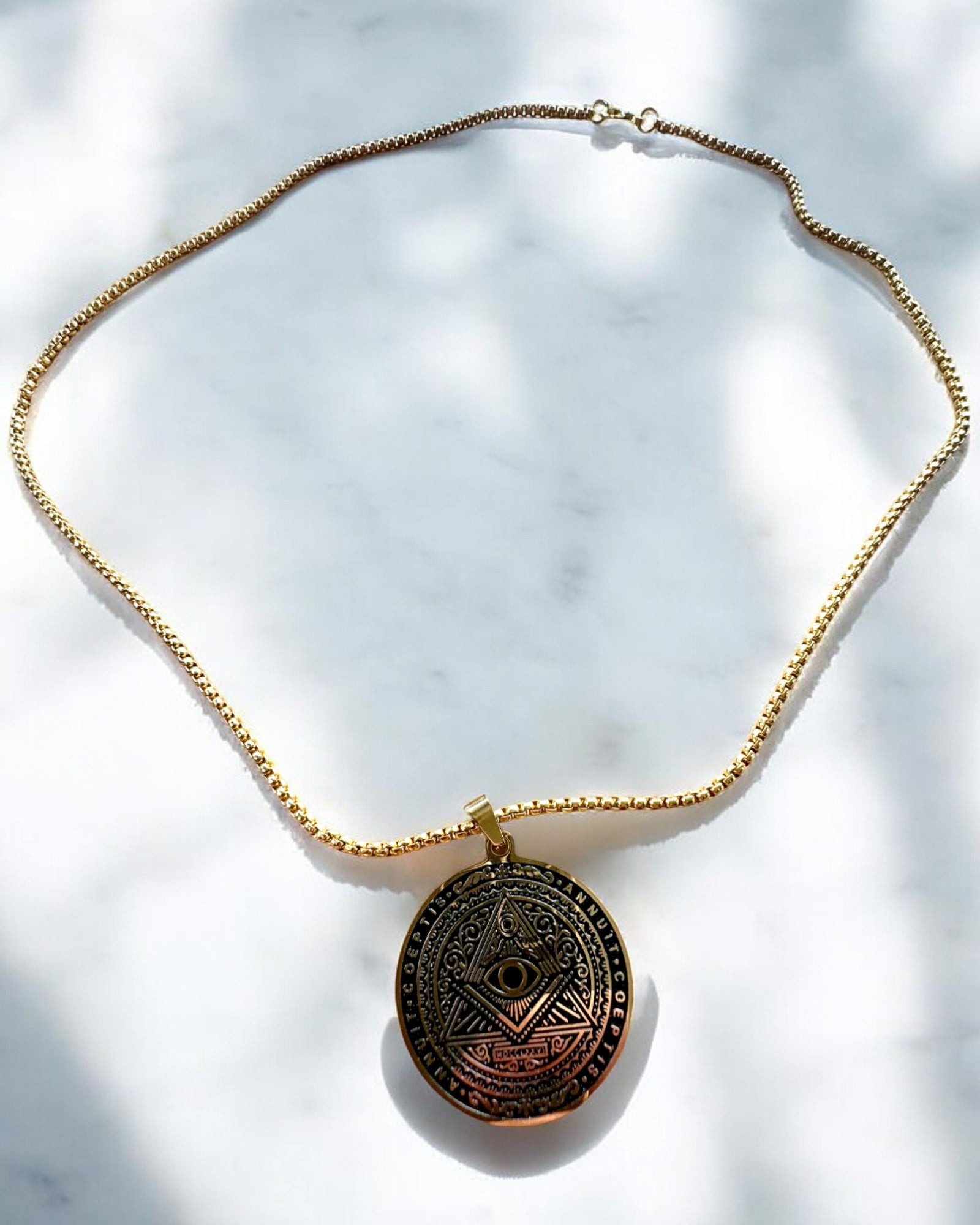 Amulett der geheimnisvollen Macht - Halskette mit Gravur, 2 Farbvarianten zur Auswahl