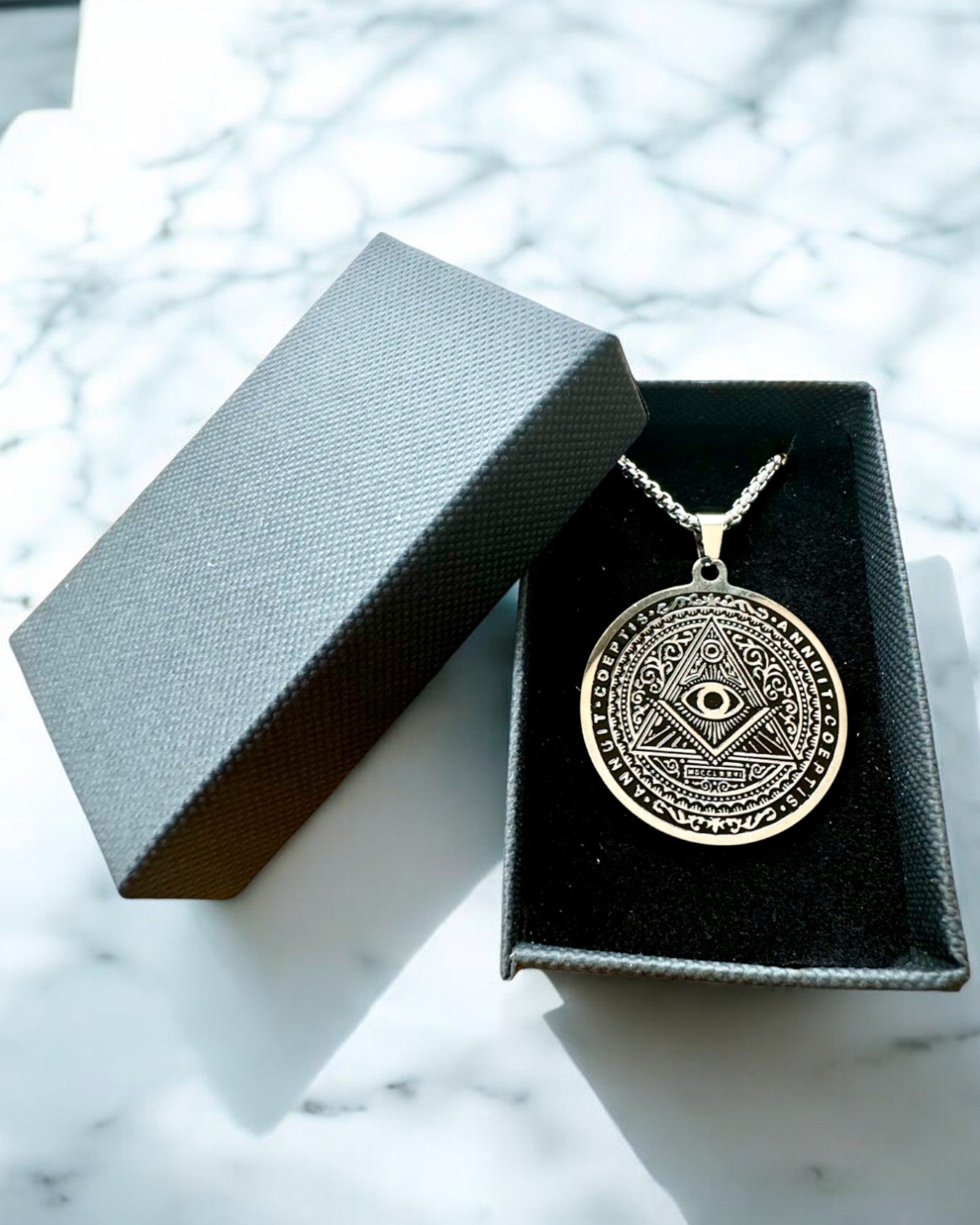 Amulett der geheimnisvollen Macht - Halskette mit Gravur, 2 Farbvarianten zur Auswahl