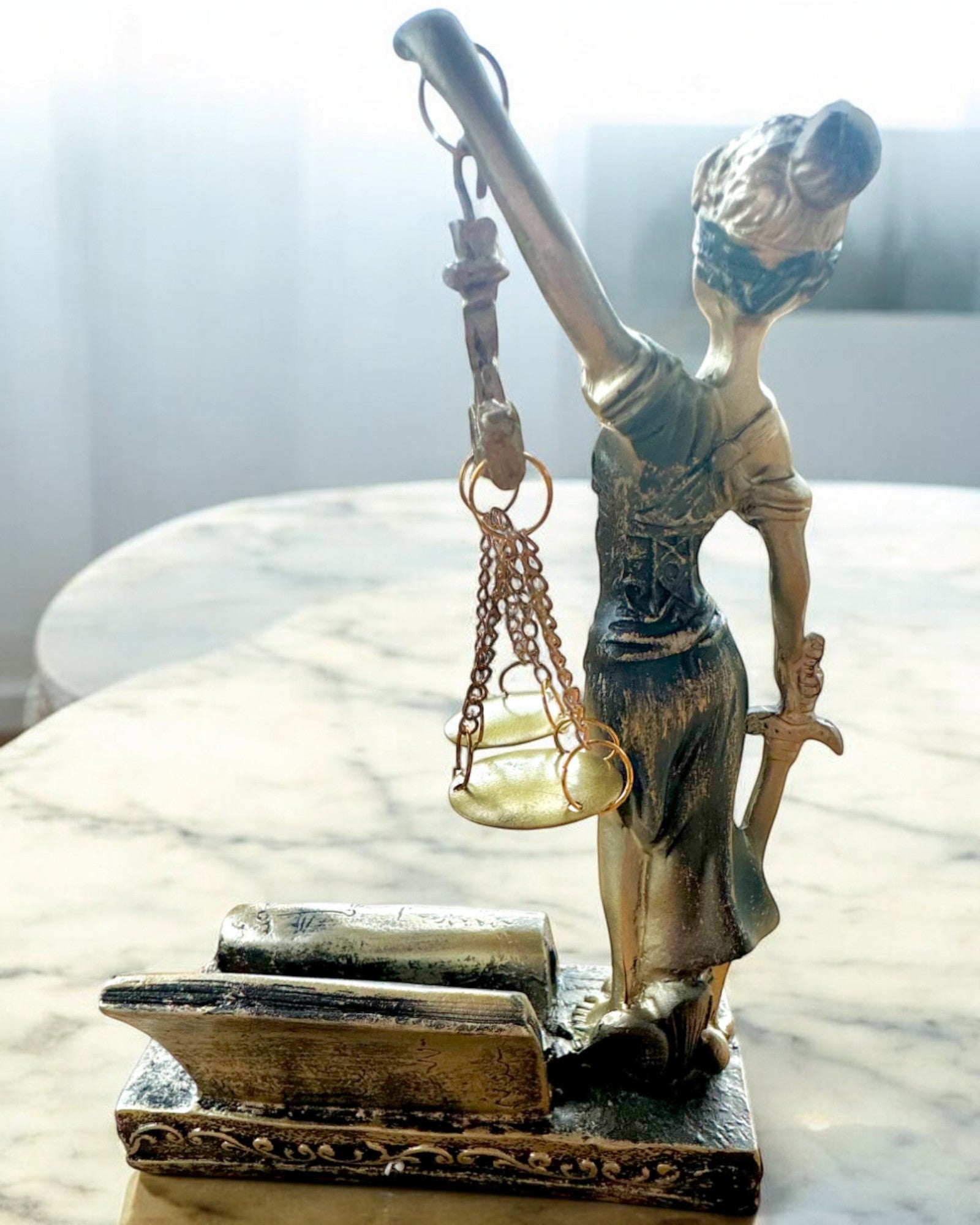 Statuette "Justicia 2" - Göttin der Gerechtigkeit – Künstlerische Dekoration für das Regal, Kunsthandwerk aus Harz, Personalisierung mit Gravur