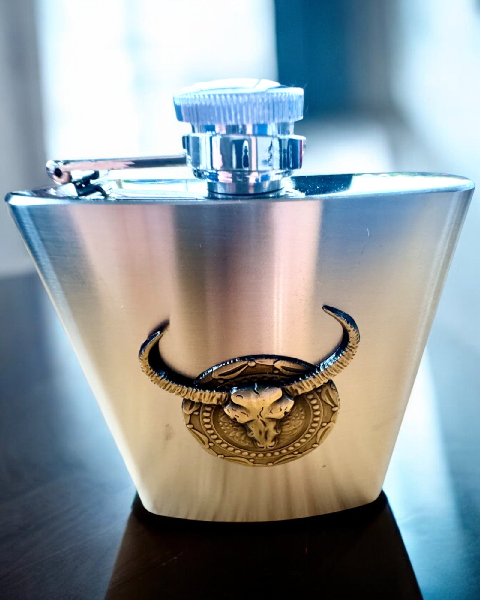 Bizon Flask – Stilvolle Flachmann mit Bison-Motiv - Möglichkeit zur Personalisierung mit Gravur als Geschenk