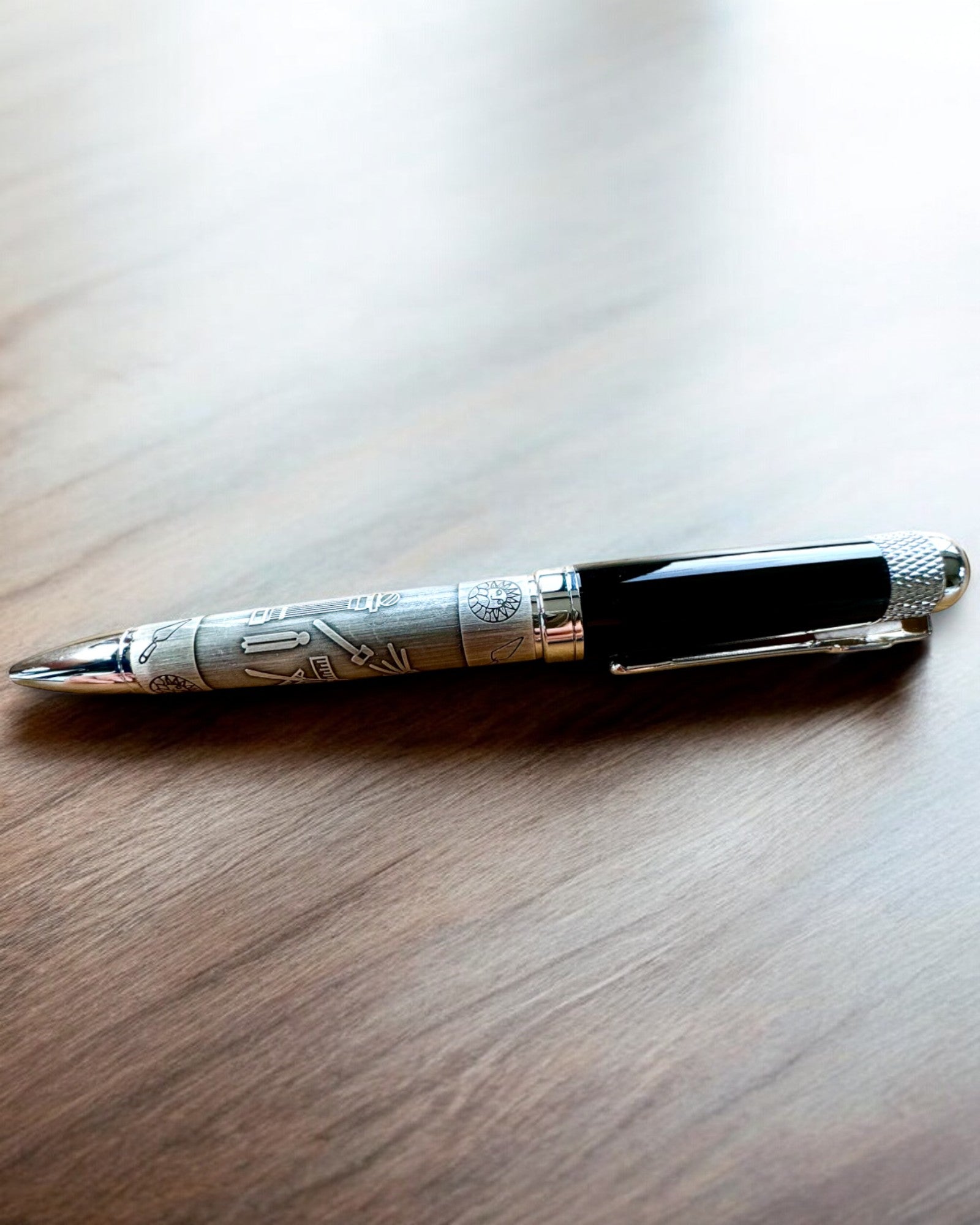 Eleganter Kugelschreiber "Meisterhafte Harmonie" mit Gravuroption - Symbolische Motive, Antikes Silber, Personalisierung mit Gravur als Geschenk möglich