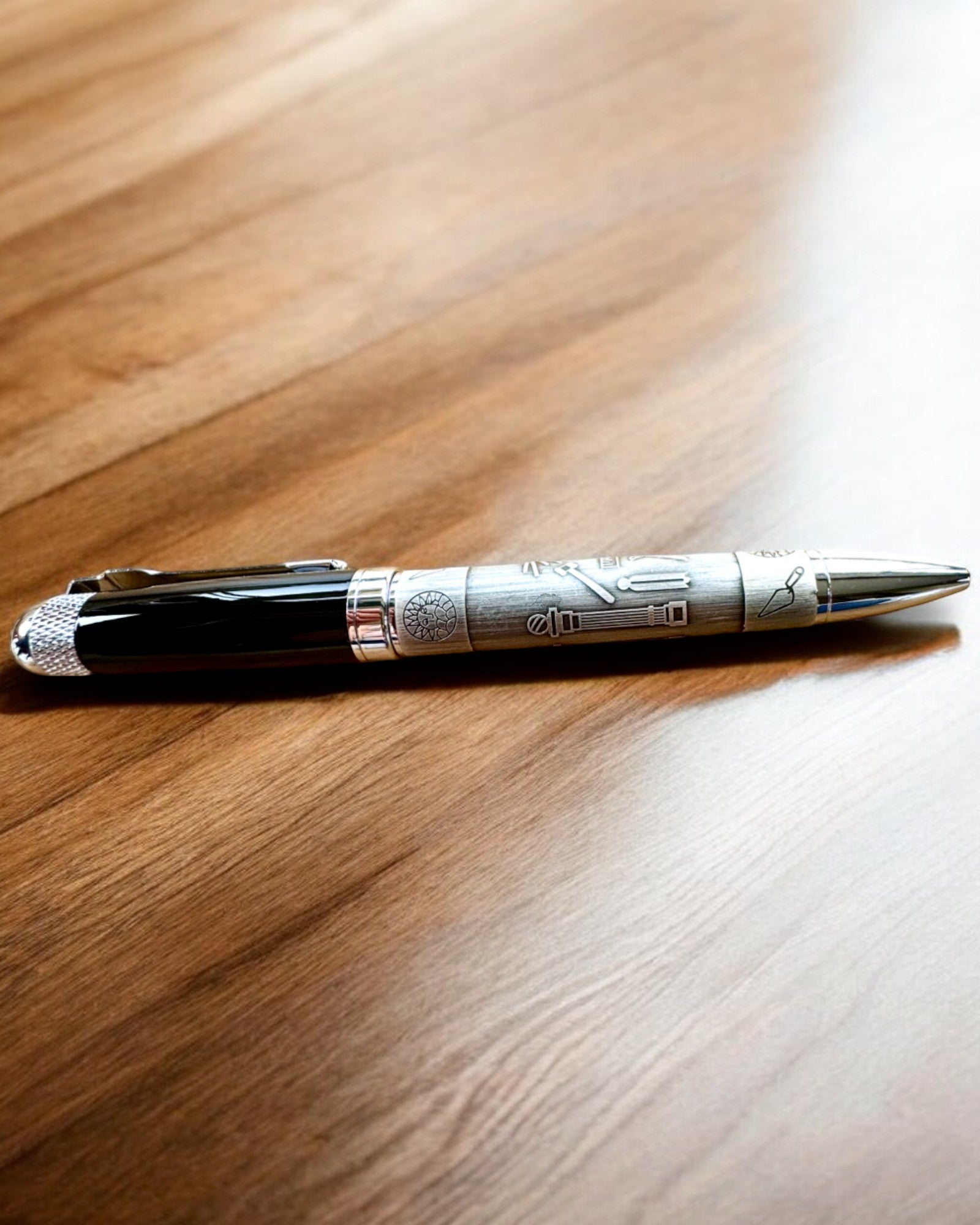 Eleganter Kugelschreiber "Meisterhafte Harmonie" mit Gravuroption - Symbolische Motive, Antikes Silber, Personalisierung mit Gravur als Geschenk möglich