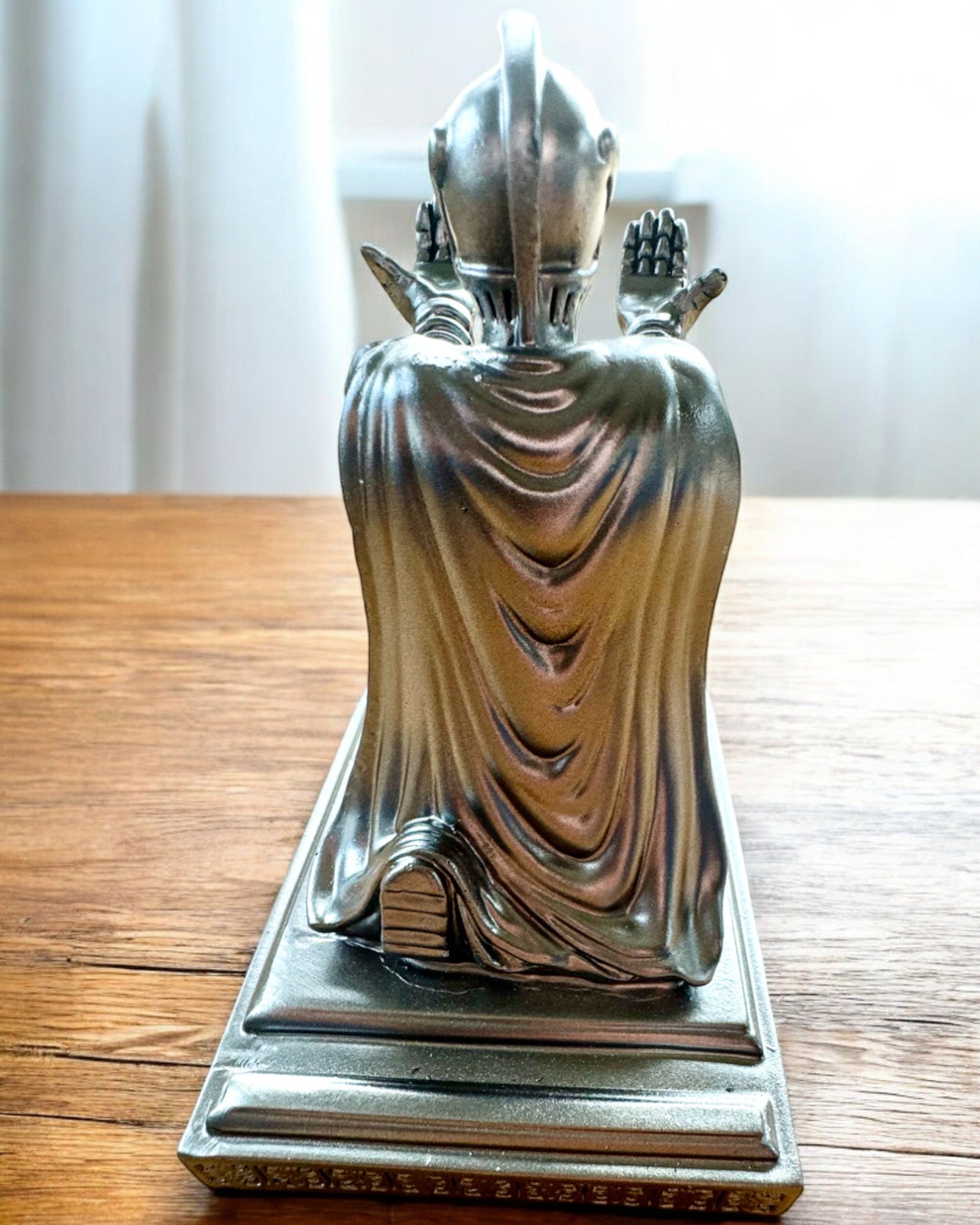 Ritterlicher Ständer für Telefon oder Stift, mit Möglichkeit zur Personalisierung durch Gravur als Geschenk