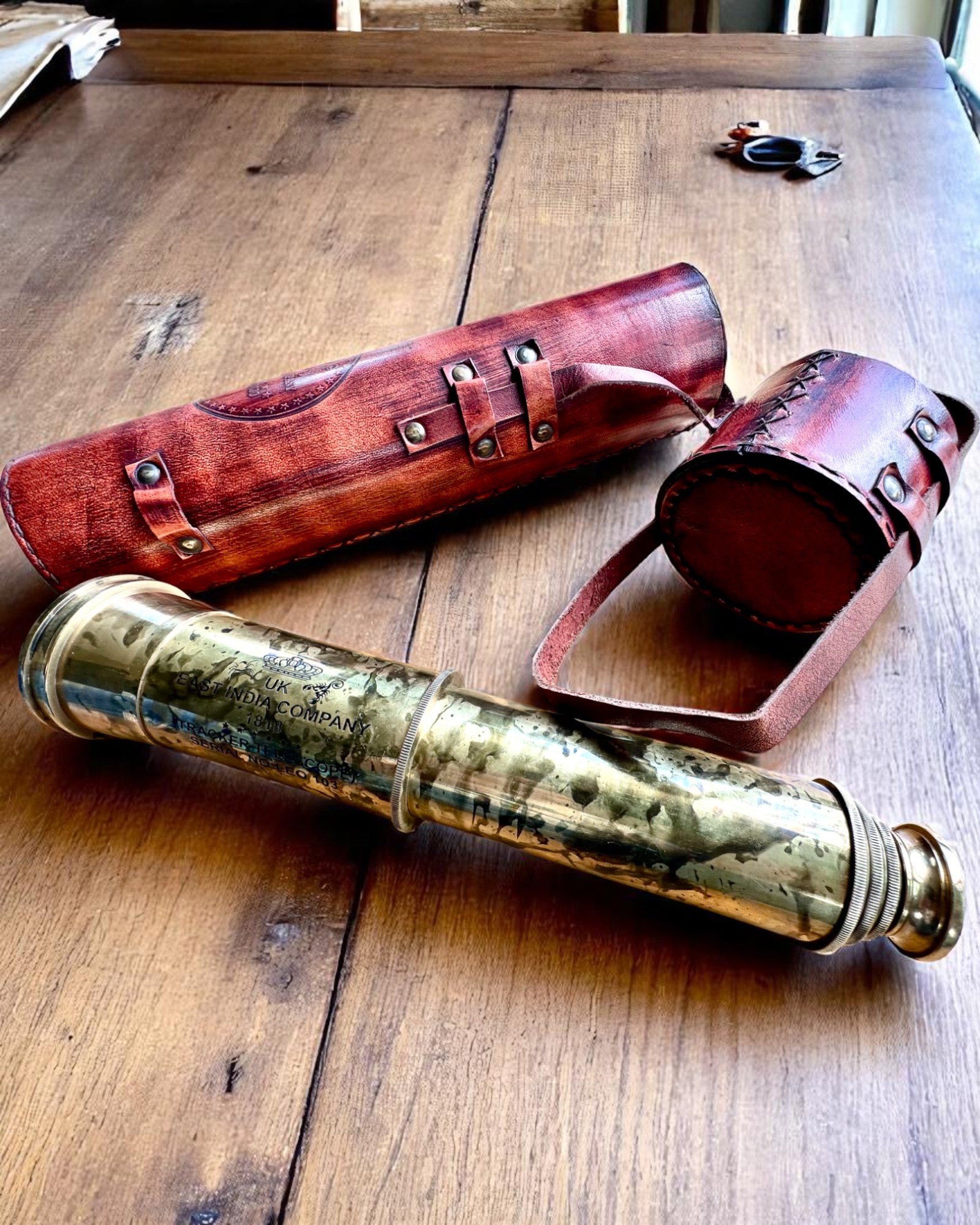 Königliches Fernrohr „Voyager 1818“ – Exklusiv, Messing, 83 cm, handgefertigt, Etui aus echtem Leder – Sammleredition, Personalisierung mit Gravur als Geschenk