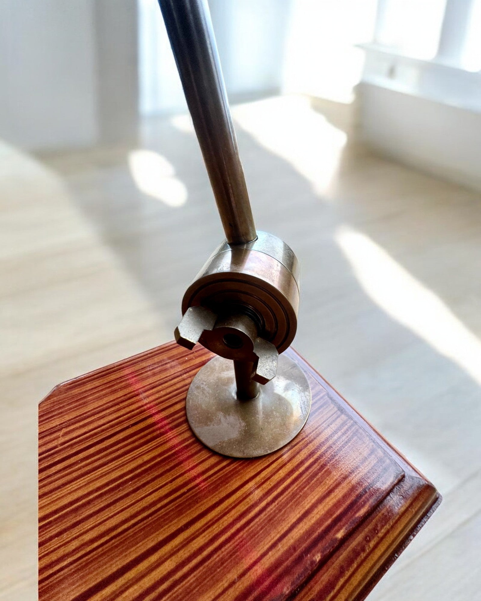 Handwerkslupe "Royal Magnifier" mit Ständer und verstellbarer Halterung - Möglichkeit zur Personalisierung mit Gravur als Geschenk