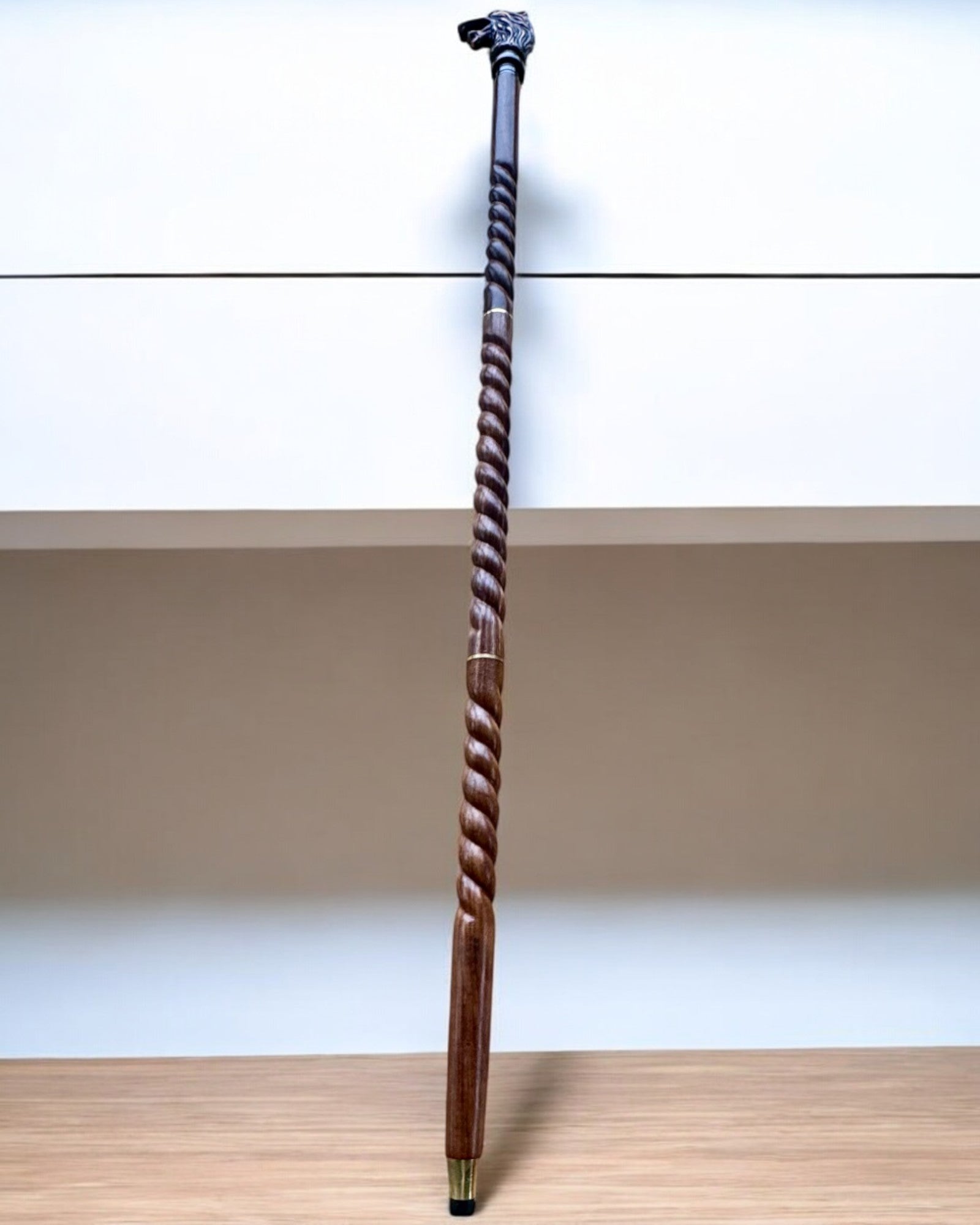 Wolfwächter Handgeschnitzter Gehstock, aus Holz, mit Möglichkeit zur Gravurpersonalisierung