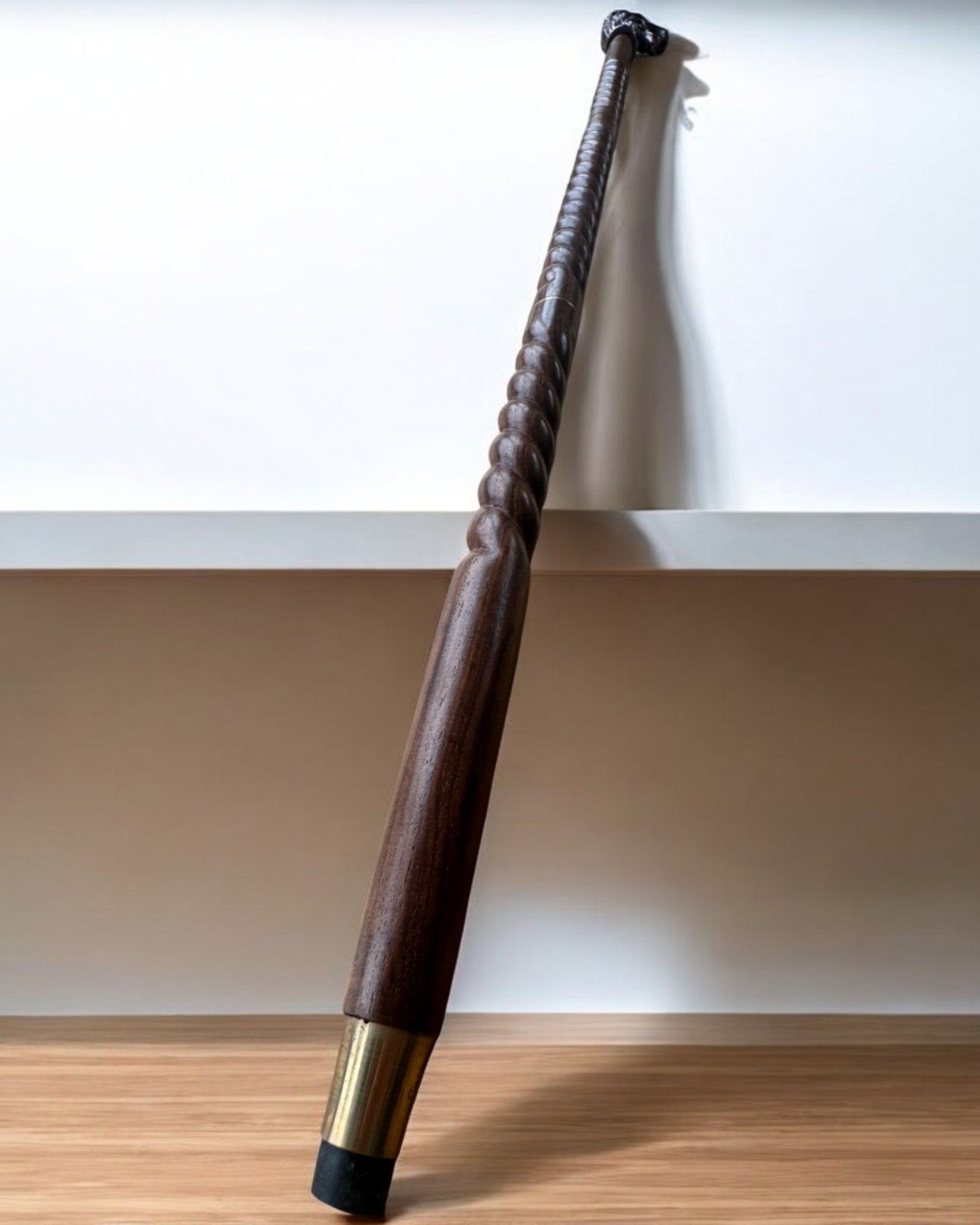 Wolfwächter Handgeschnitzter Gehstock, aus Holz, mit Möglichkeit zur Gravurpersonalisierung