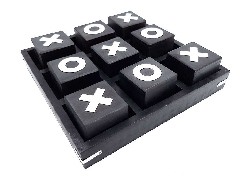 Großes Tic-Tac-Toe aus Holz, 24 x 24 cm, mit personalisierbarer Gravur – elegantes Strategiespiel als Geschenk – klassische schwarz-weiße Kombination, hochwertiges Holz