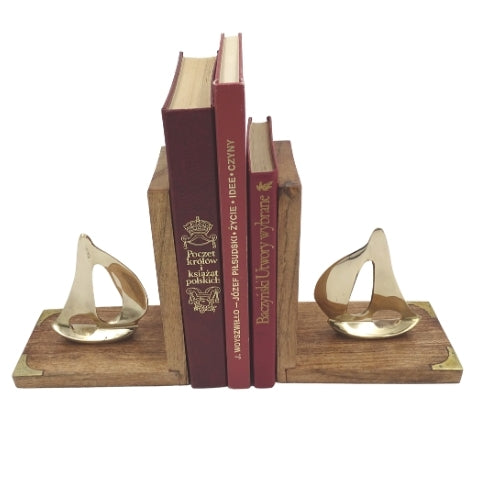 Buchstützen aus Messing in Form von Yachten mit Gravur