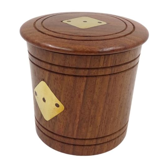 Holzspielwürfel im Fass mit Gravur – personalisiertes Geschenk aus Akazie, Höhe 7 cm, Durchmesser 8 cm, für Personen über 14 Jahre