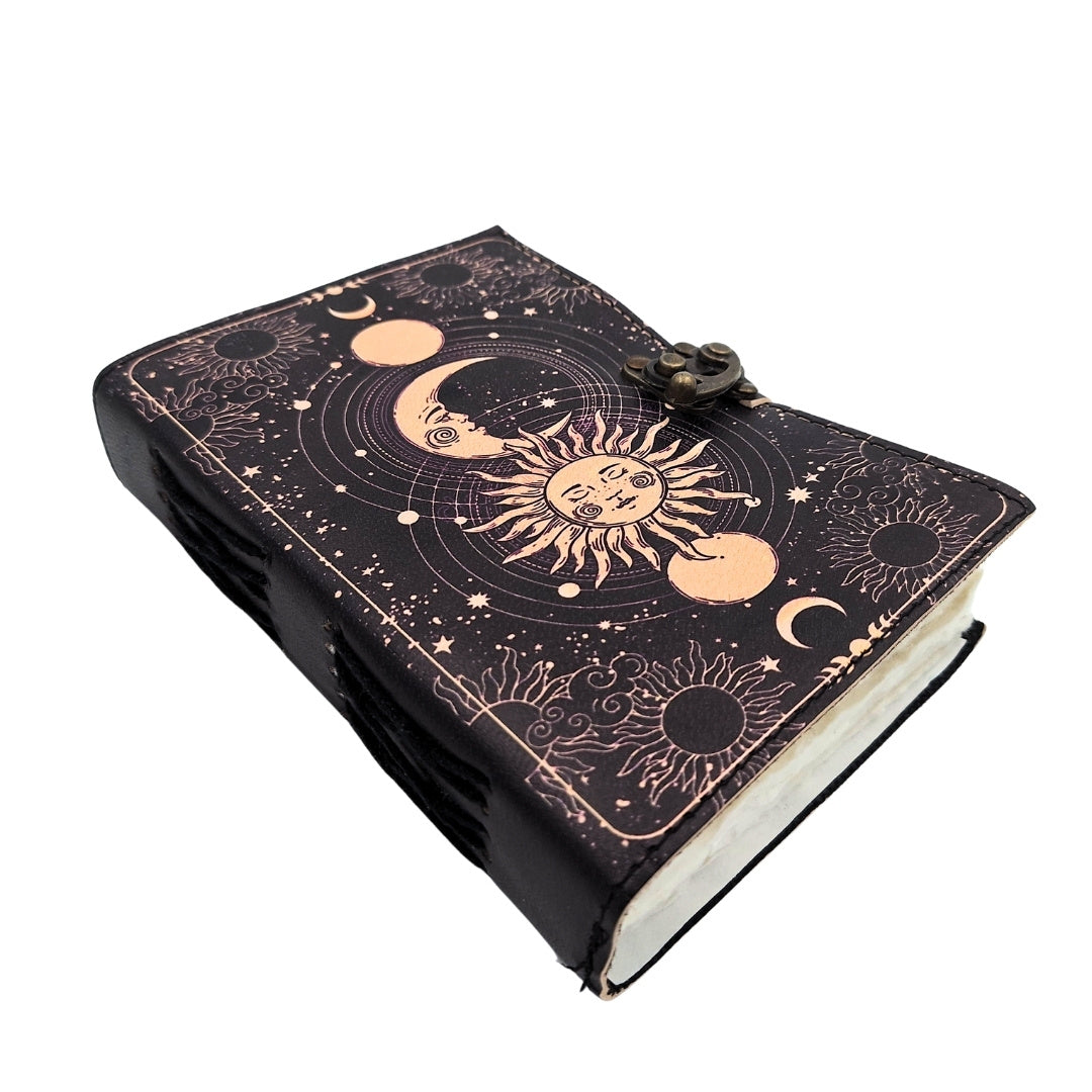 Dekoratives Leder-Notizbuch Sonne und Mond 200 Seiten mit Personalisierung durch Gravur, marineblau, aus Ziegenleder, ideal als Geschenk