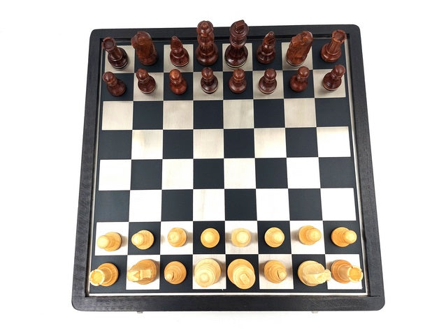 Elegantes Schachset Holz-Metall 33x33 cm mit Gravur-Personalisierung