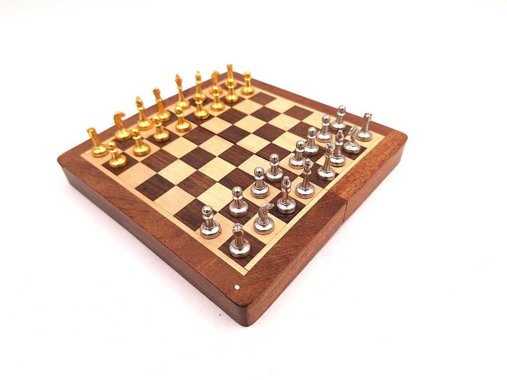 Magnetisches Messing-Schachspiel in Holzkiste mit personalisierbarer Gravur
