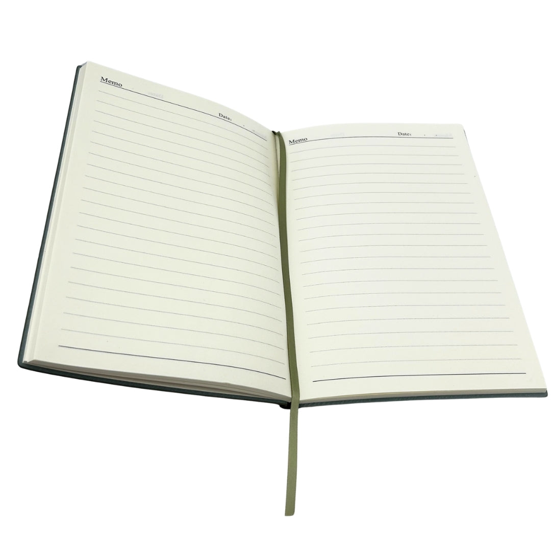 Elegantes Geschenkset mit personalisierter Gravur - Leder-Notizbuch A5 in Olivgrün mit Kugelschreiber und Ersatzmine in ästhetischer Geschenkbox