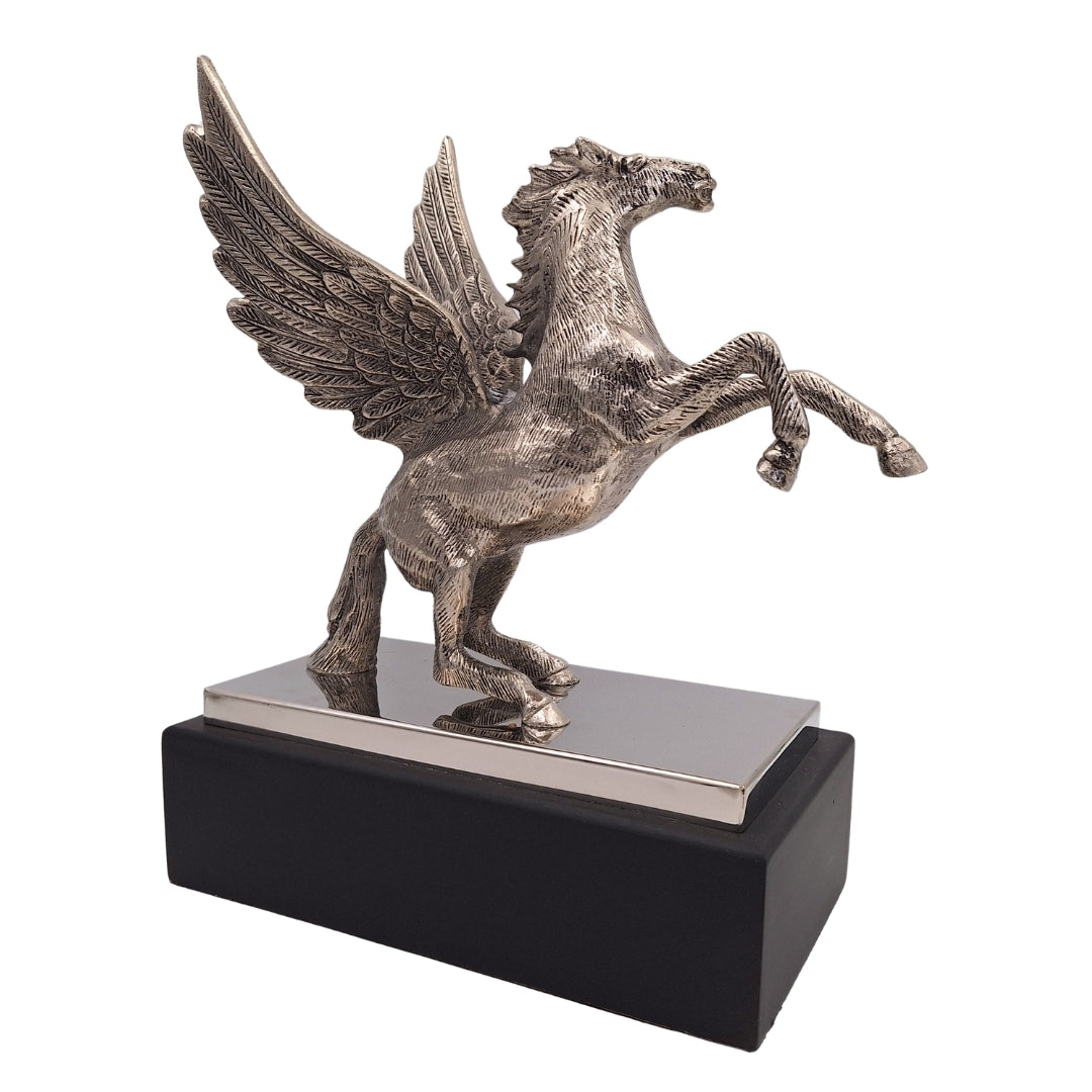 Dekorative Pegasusfigur aus Aluminium auf Stahl-Holz-Sockel, personalisierte Gravur, elegantes Geschenk für Liebhaber der griechischen Mythologie, Höhe 36 cm, silberfarben mit schwarzem Sockel