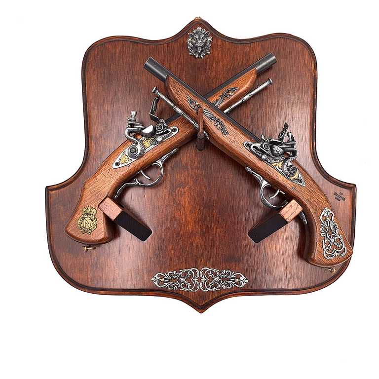 Replik von Steinschloss-Pistolen auf Holzhalter mit Personalisierung durch Gravur – Elegantes Deko-Element als Geschenk für Geschichtsfreunde – Maße 45 x 42,5 cm, Pistolenlänge 37 cm, hohe Verarbeitungsqualität