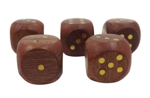 Holzspielwürfel im Fass mit Gravur – personalisiertes Geschenk aus Akazie, Höhe 7 cm, Durchmesser 8 cm, für Personen über 14 Jahre