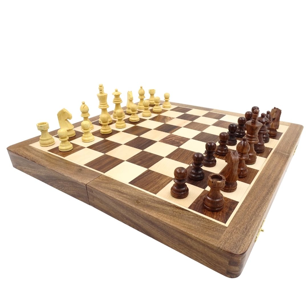 Holzschach 40x40 cm mit Gravur – klappbares Schachbrett aus indischem Palisander in Braun-Beige