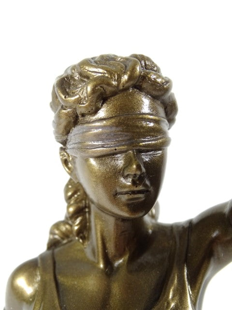 Temida-Figur 35 cm mit der Möglichkeit der Personalisierung durch Gravur - elegantes Geschenk für Juristen, Richter oder Rechtsanwälte, gefertigt aus Polyresin in goldener Farbe mit antikem Finish