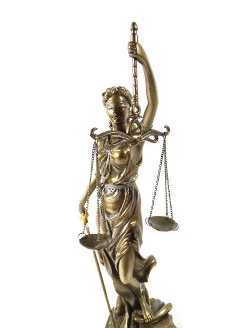 Temida-Figur 35 cm mit der Möglichkeit der Personalisierung durch Gravur - elegantes Geschenk für Juristen, Richter oder Rechtsanwälte, gefertigt aus Polyresin in goldener Farbe mit antikem Finish