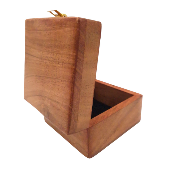 Holzgeschenkbox 6 x 6 x 4 cm mit Gravurmöglichkeit, braun, mit Stoffauskleidung und Messingverschluss