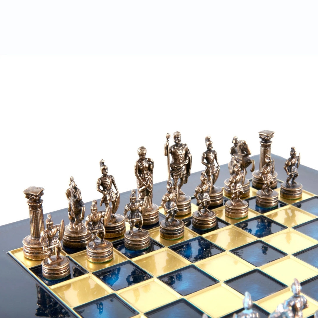Messing-Schachspiel 28 x 28 cm mit personalisierter Gravur – exklusives Geschenk für Schachspieler, hochwertige Handarbeit, antike Farbe mit blau-goldenem Schachbrett