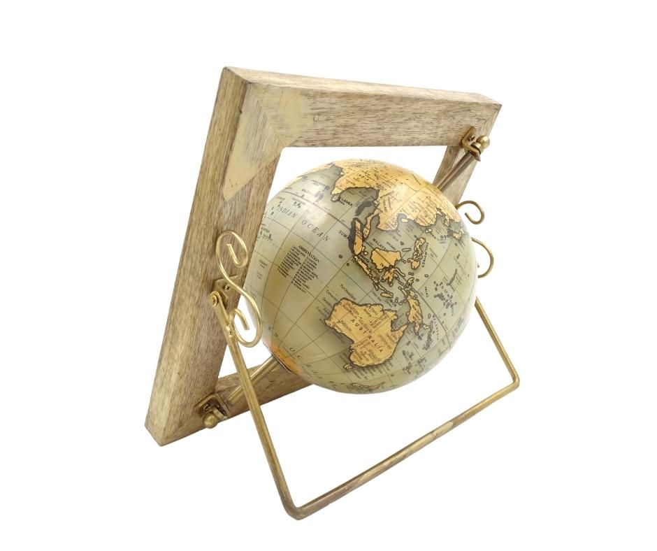 Dekorativer Globus GLB-40 im Holzrahmen mit Gravur-Personalisierung, blau-gelbe Karte, Durchmesser 15 cm