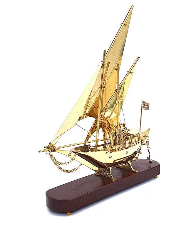 Messingmodell eines Schiffes auf einem 43 cm langen Holzsockel mit der Möglichkeit einer personalisierten Gravur